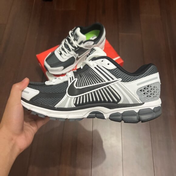Nike Zoom Vomero 5 Black White Sneakers | Men's Size 10 | Stylish & Rar - Picture 1 of 6